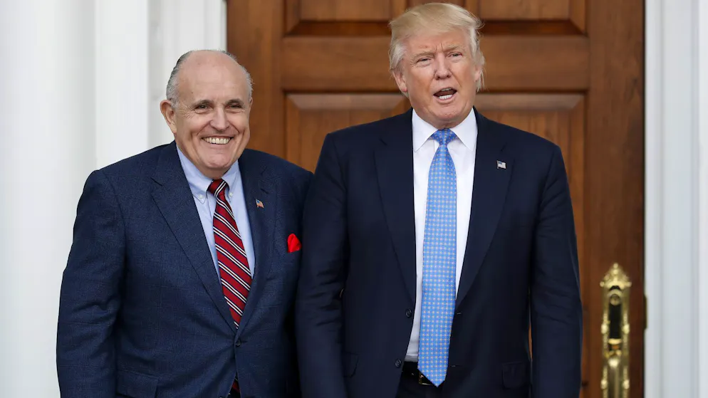 Donald Trump (r.) – kurz nach seiner Wahl zum US-Präsidenten – mit seinem damaligen Anwalt Rudy Giuliani. (20. November 2016)
