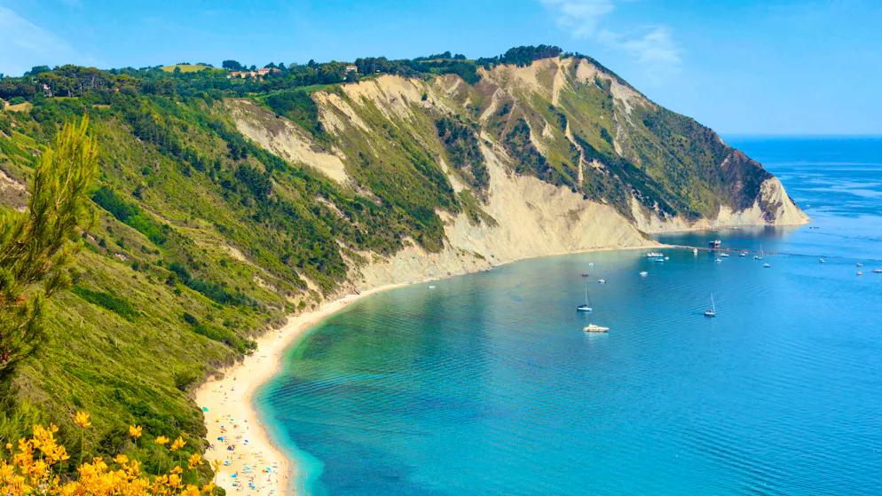 Se volete accaparrarvi un ombrellone a Portonovo, dovete verificare la disponibilità online in anticipo.