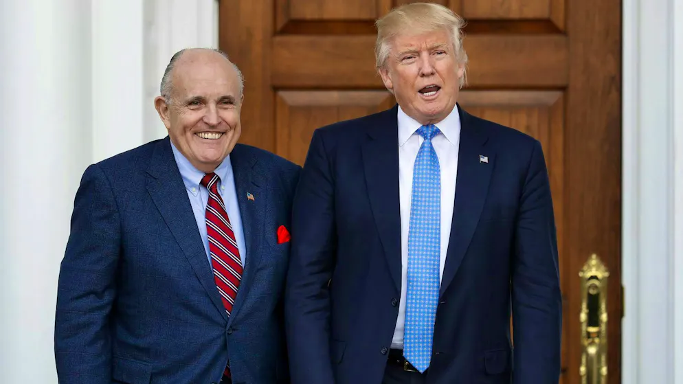 Donald Trump (r.) - shortly after his election as US president - with his lawyer at the time, Rudy Giuliani. (November 20, 2016)