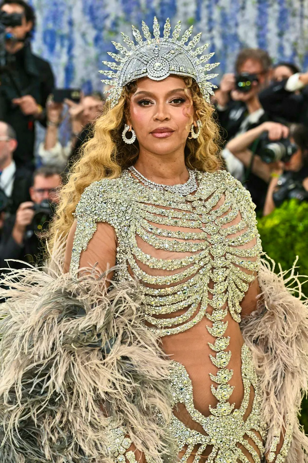 MET Gala - les looks du tapis rouge. Beyoncé joue la carte du glamour morbide en apparaissant sous les traits d’un squelette étincelant – une robe d’os entièrement sertie de diamants, signée Olivier Rousteing. Elle complète ce look spectaculaire avec une coiffe scintillante, qui évoque de loin une armure de chevalier.