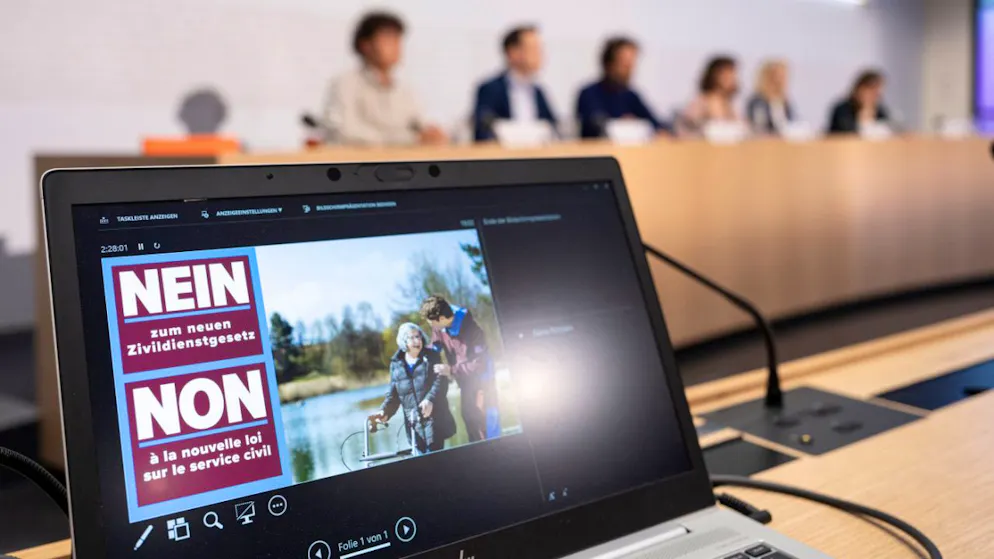 Die Gegnerinnen und Gegner von höheren Hürden für den Zivildienst haben gut fünf Wochen vor dem Abstimmungstermin ihre Nein-Kampagne lanciert.