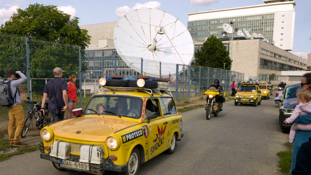 ARCHIV – Ein Trabant fährt an der Zentrale des öffentlich-rechtlichen tschechischen Fernsehens (CT) vorbei. Foto: Michael Heitmann/dpa