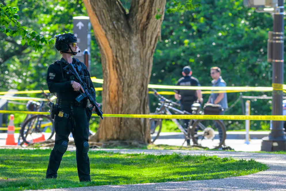 Il Servizio Segreto degli Stati Uniti interviene dopo che una persona è stata colpita da un colpo d'arma da fuoco sparato dalle forze dell'ordine nei pressi del Monumento a Washington, lunedì 4 maggio 2026.