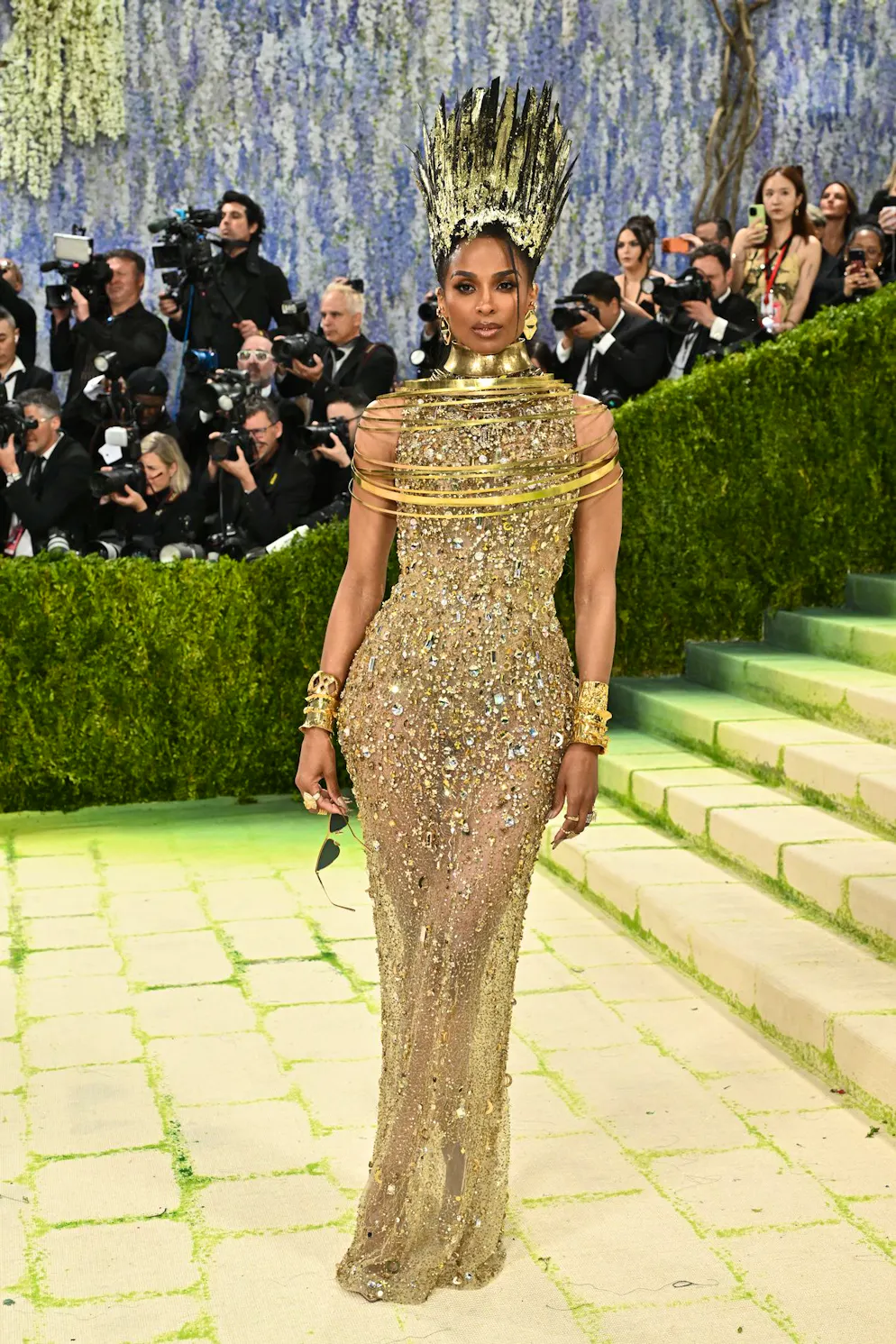 MET Gala – die Looks vom roten Teppich. Ciara lässt sich von der ägyptischen Kultur inspirieren und setzt das Motto «Fashion is Art» perfekt um. Zum goldenen All-over-Look kombiniert sie einen beeindruckenden, skulpturalen Kopfschmuck.