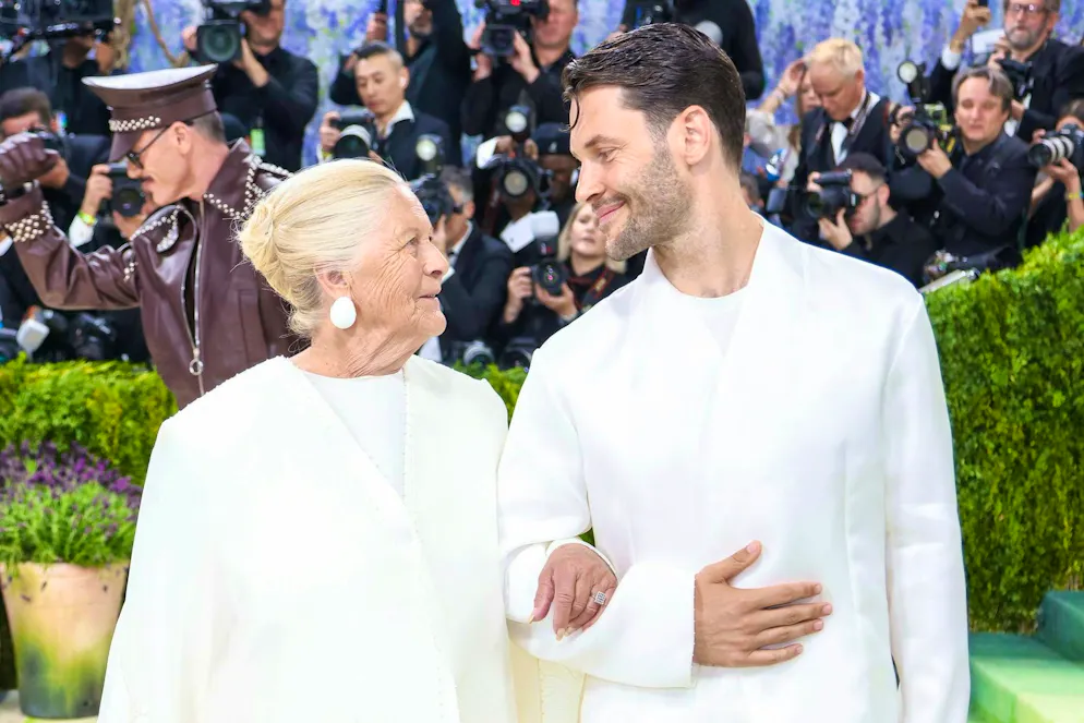 Le star in famiglia sul red carpet del Met Gala 2026. Infine un momento più intimo con Simon Porte Jacquemus, che è apparso al braccio di sua nonna Liline, entrambi vestiti in bianco monocromatico. Un'apparizione semplice e toccante.