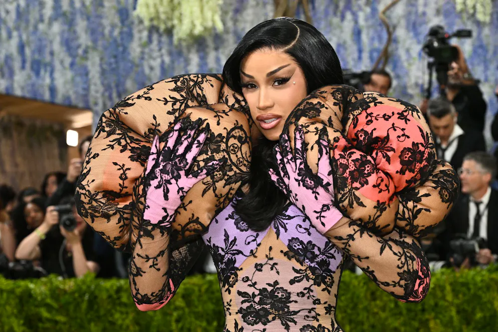 Cardi B orchestre un jeu de proportions assumé : sa silhouette marquée se confronte à un volume exagéré aux épaules et à l’ourlet. Dans l’esprit du thème de la soirée « la mode est de l’art », elle pousse la réflexion jusqu’au bout en jouant avec une question provocante : où s’arrête le « laid » et où commence l’art ?