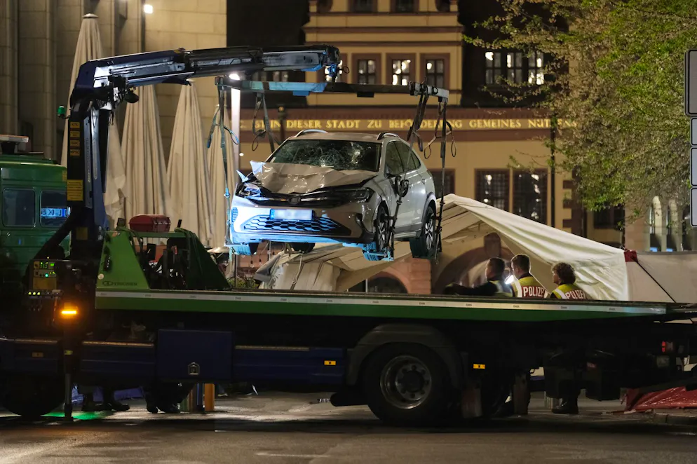 L'auteur présumé des faits a foncé vers 16h45 locales dans une rue piétonne du centre-ville de Leipzig, bordée de commerces, et longue d'environ 500 m.