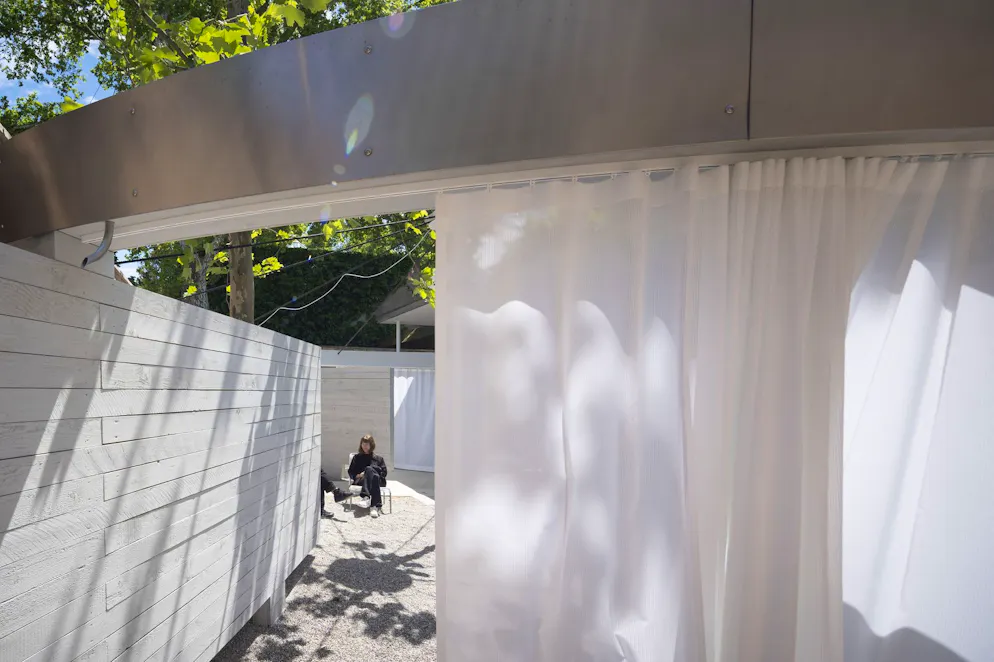 Aperçu de l'exposition « La forme définitive est déterminée par l'architecte sur le chantier » – organisée par les architectes Elena Chiavi, Kathrin Fueglister, Amy Perkins, Axelle Stiefel et Myriam Uzor – au Pavillon suisse de la 19e Exposition internationale d'architecture - La Biennale di Venezia, photographiée le mercredi 7 mai 2025 à Venise, en Italie.