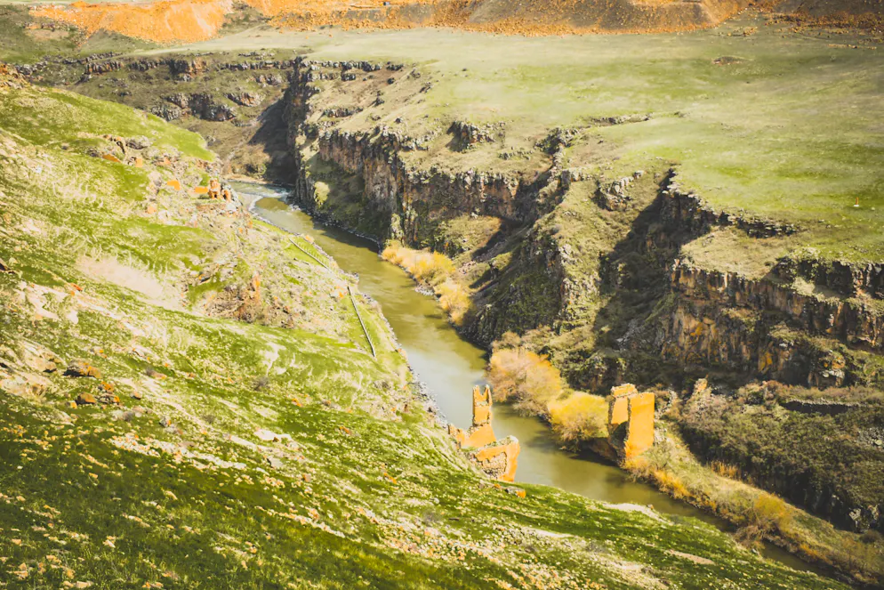 Ce pont, construit au Xe siècle au-dessus de la rivière Arpaçay qui borde le site médiéval d'Ani dans l'est de la Turquie, capitale de l'ancien royaume arménien, laissait passer sur ses deux étages les caravanes en bas et les piétons au-dessus. Seules ses piles sont encore debout et visibles.
