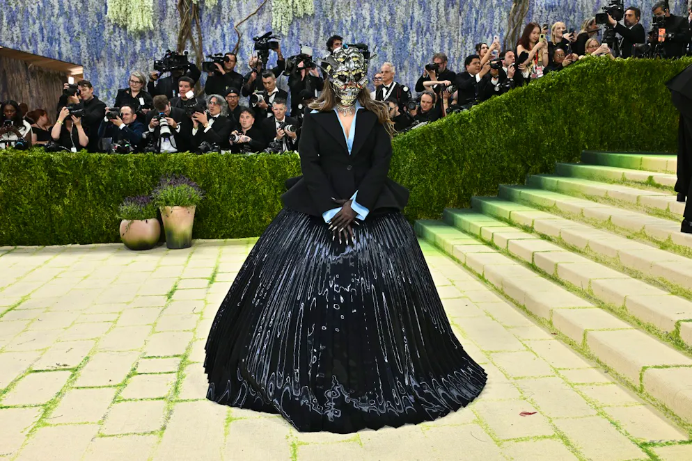 MET Gala – die Looks vom roten Teppich. De indische Geschäftsfrau und Künstlerin Ananya Birla liefert ein Met-Gala-Debüt mit Ansage: Schwarze Couture von Designer Robert Wun mit betontem Peplum, das die Hüfte in Szene setzt – und dazu eine Metallic-Maske, die aus Küchenutensilien zusammengesetzt ist.