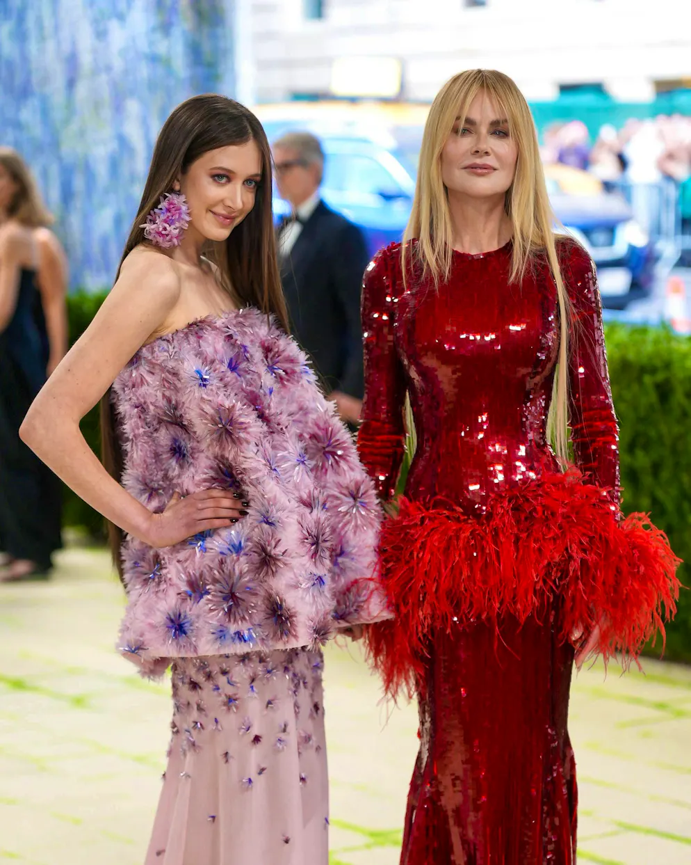 Le star in famiglia sul red carpet del Met Gala 2026. Nicole Kidman e sua figlia Sunday Rose hanno formato un duo color-block, con Sunday in rosa e Nicole in rosso. Insieme hanno creato un vero e proprio capolavoro visivo, giocando sui volumi e sulle piume in un'estetica coordinata e spettacolare.