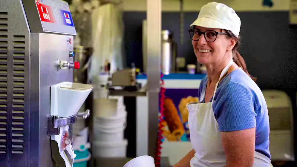 Organic ice cream from Burehof. Is Janis Ottis' strawberry ice cream the best in Switzerland?