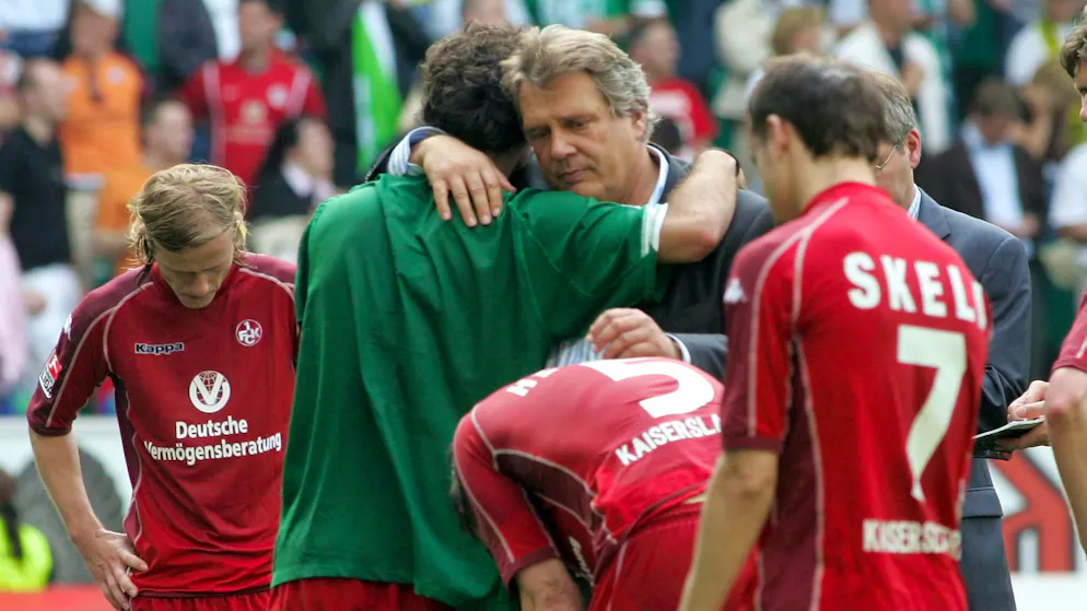 René C. Jäggi tröstet die Kaiserslautern-Profis nach dem Abstieg aus der Bundesliga.