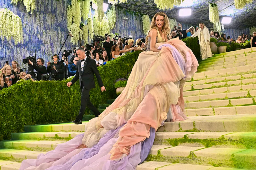 MET Gala - les looks du tapis rouge. Blake Lively mise sur un volume généreux grâce à des volants superposés, dans un jeu de couleurs tout en douceur.