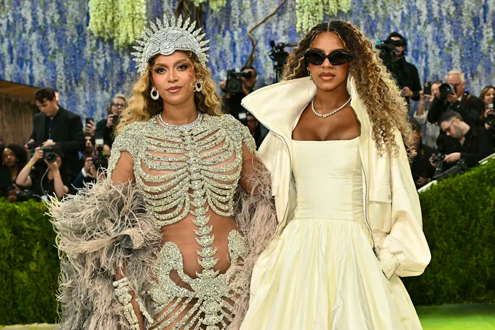 Le star in famiglia sul red carpet del Met Gala 2026. Beyoncé ha optato per un glamour più scuro, apparendo come uno scheletro scintillante. Accanto a lei, la figlia Blue Ivy ha indossato un abito giallo pallido a palloncino: due mondi distinti, senza alcun legame stilistico diretto.