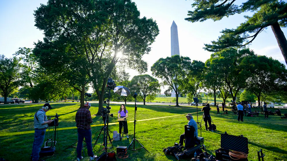 Journalisten und Polizeibeamte nach einem Schusswaffenvorfall in der Nähe des Weissen Hauses und des Washington Monument. (4. Mai 2026)