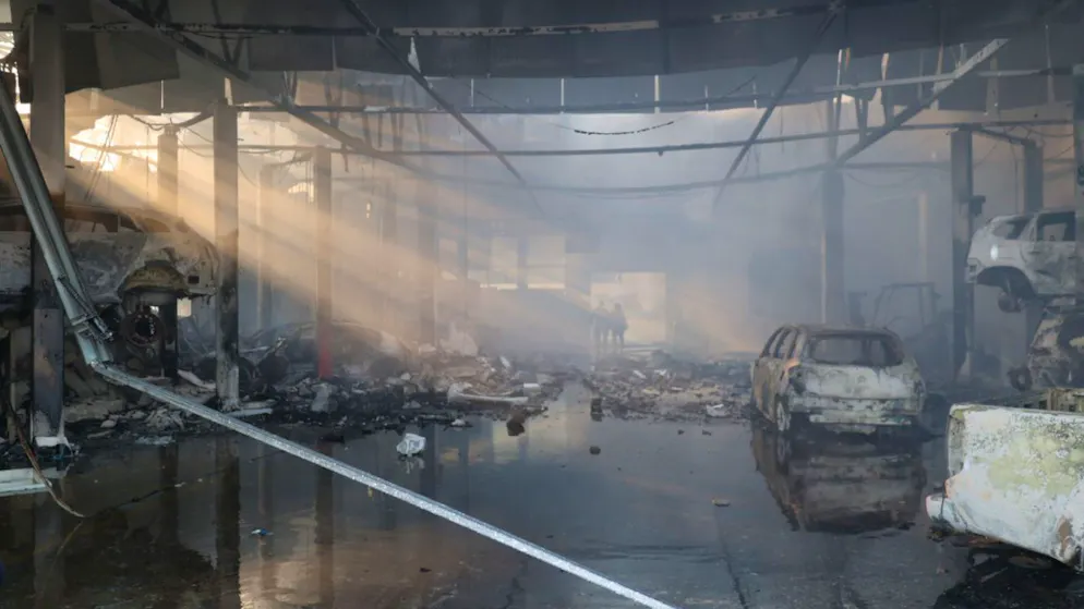 dpatopbilder – HANDOUT – Polizisten gehen durch eine Autowerkstatt in Saporischschja, die durch einen russischen Angriff zerstört wurde. Foto: Ukraine National Police/AP/dpa – ACHTUNG: Nur zur redaktionellen Verwendung und nur mit vollständiger Nennung des vorstehenden Credits