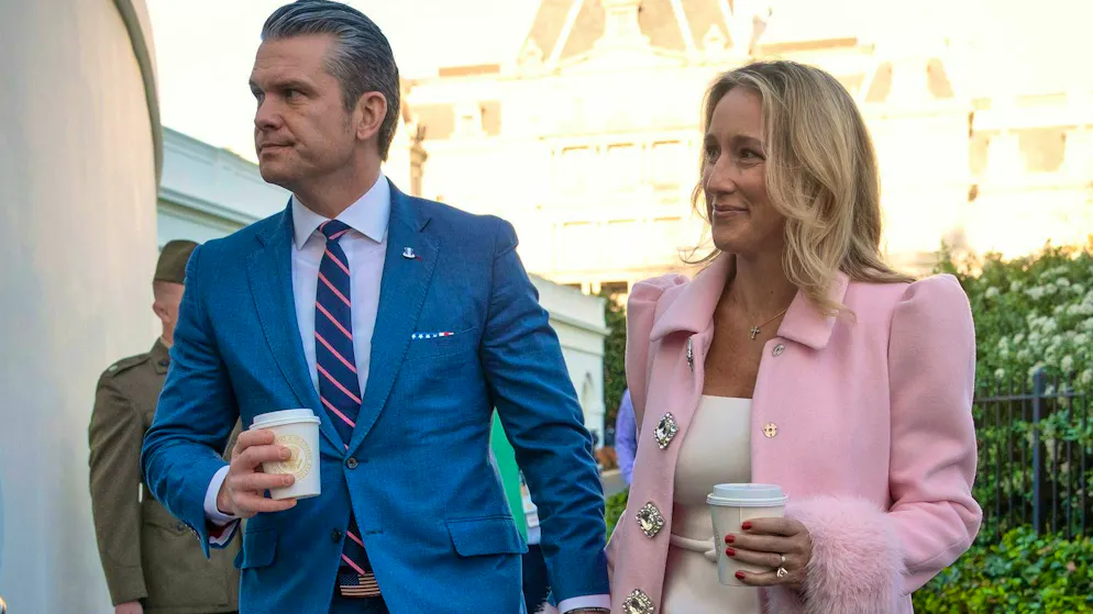 Pete Hegseth e sua moglie Jennifer Rauchet alla Casa Bianca il 6 aprile.