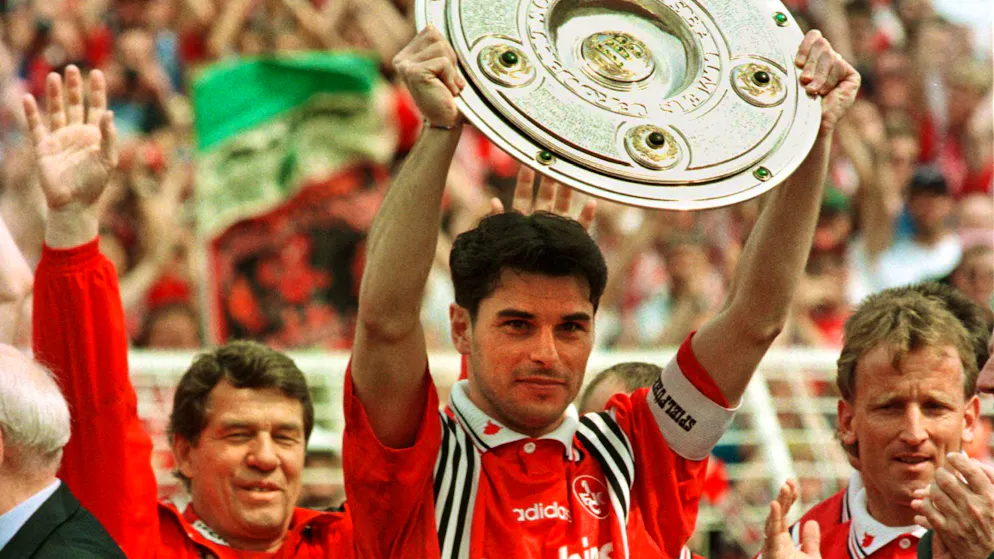 Ciriaco Sforza stemmt 1998 die Meisterschale in die Höhe.