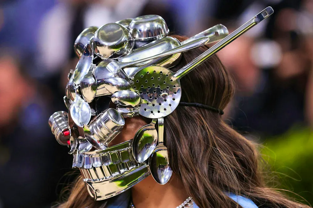 MET Gala - les looks du tapis rouge. Difficile de faire plus dramatique, quelque part entre avant-garde et tiroir de cuisine.