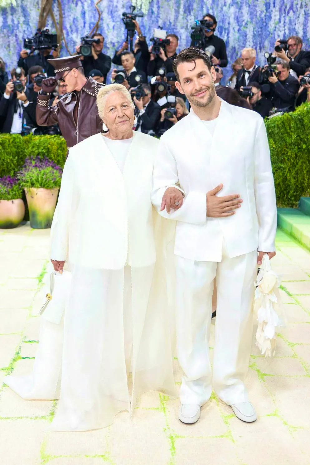 Le star in famiglia sul red carpet del Met Gala 2026. Mentre l'outfit di Liline era arricchito da una borsa, lo stilista indossava... fiori bianchi.