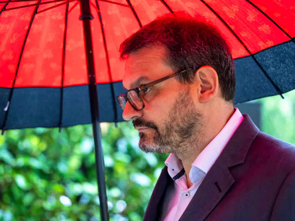 Pascal Jaussi, fondateur de Swiss Space Systems, S3, arrive pour comparaitre devant le Tribunal penal des affaires economiques du canton de Fribourg ce mardi 5 mai 2026 a Fribourg. Pascal Jaussi est notamment accuse de fraude, de gestion deloyale et de detournement de fonds. La faillite a laisse un deficit de 31,6 millions de francs. (KEYSTONE/Andreas Becker)