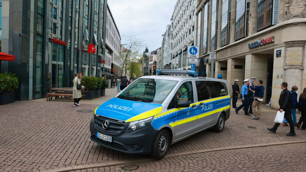 Ein Polizeifahrzeug verlässt die Absperrung der Grimmaischen Strasse in Leipzig. Foto: Jan Woitas/dpa