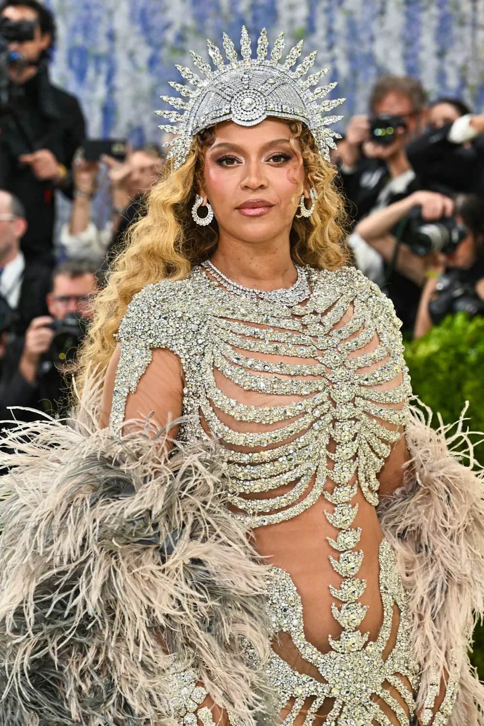 MET Gala – die Looks vom roten Teppich. Beyoncé setzt auf morbiden Glamour: Sie erscheint als funkelndes Skelett – genauer gesagt in einem mit Diamanten besetzten Knochenkleid von Olivier Rousteing. Dazu trägt sie eine Kopfbedeckung, die entfernt an eine Ritterhaube erinnert. 