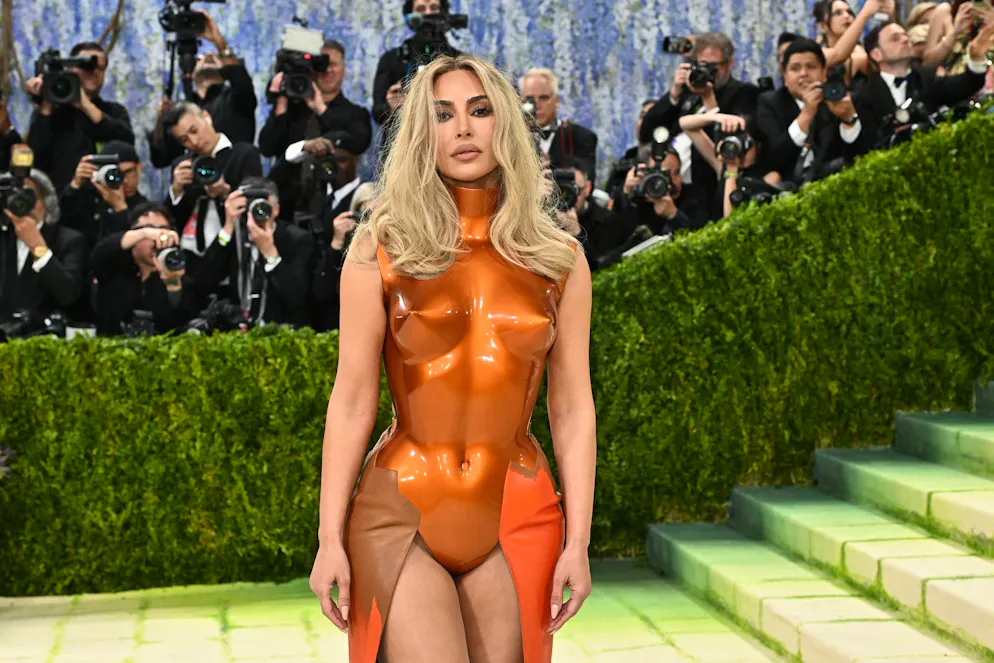 Kim Kardashian incarne elle aussi parfaitement le thème de la soirée. Rien d’étonnant : elle s’est entourée de l’artiste pop Allen Jones pour concevoir ce look futuriste et statement. Ensemble, ils signent une silhouette féminine volontairement exagérée, pensée comme un contraste assumé avec le corps et sa mise en scène.