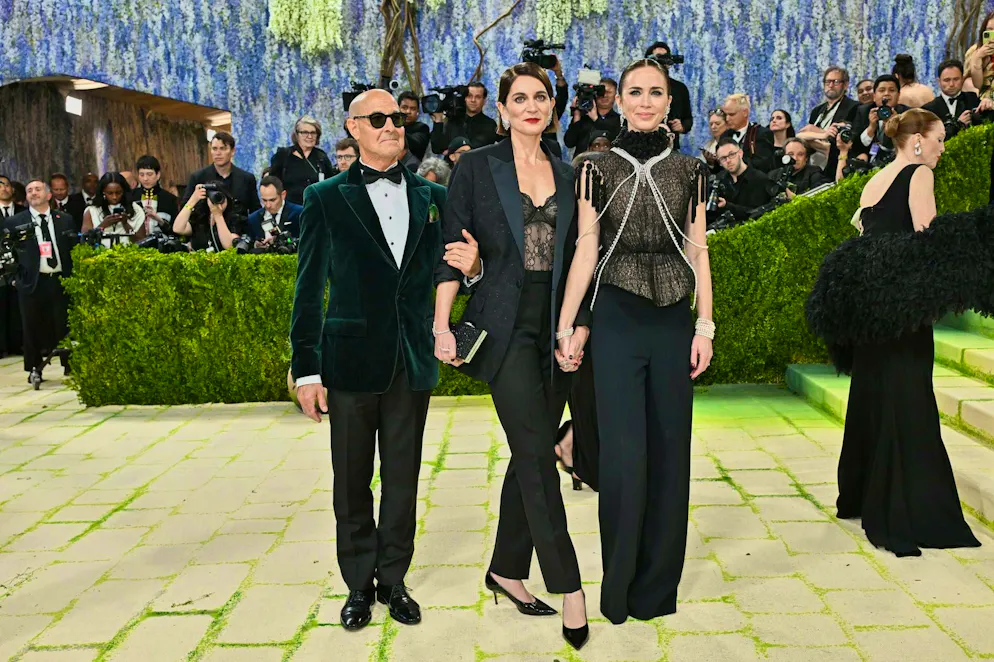 Le star in famiglia sul red carpet del Met Gala 2026. Emily Blunt era accompagnata dalla sorella Felicity Blunt e dal cognato Stanley Tucci. Insieme formavano un trio di eleganza classica, combinando nero profondo, pizzo e velluto.