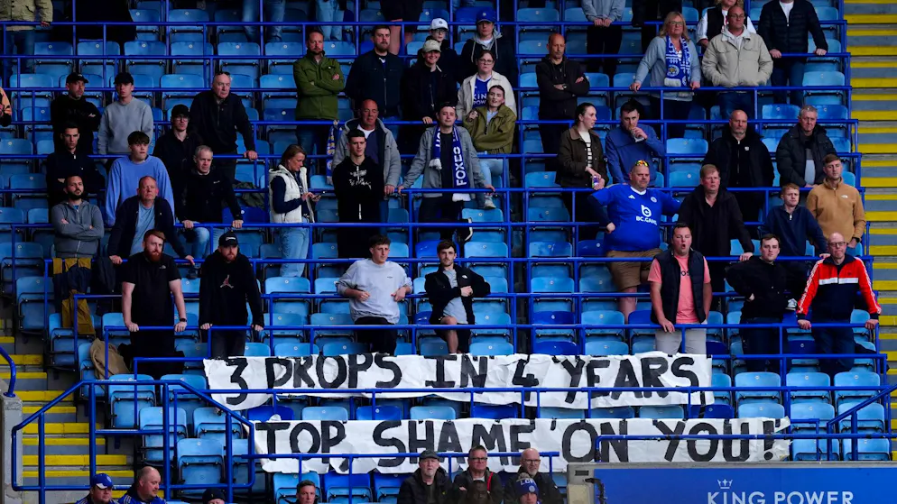 «3 Abstiege in 4 Jahren – Schämt euch!»: Die hohen Erwartungen der Leicester-Fans konnten nicht erfüllt werden.