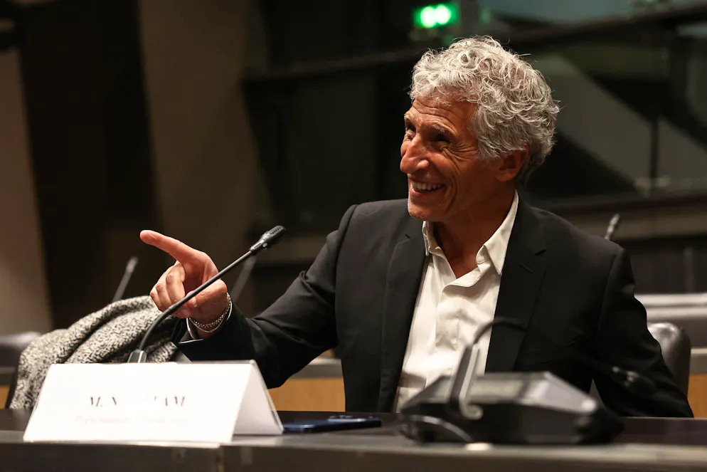 Le présentateur de télévision et producteur audiovisuel français Nagui s'exprime lors d'une audition de la commission d'enquête parlementaire sur la neutralité, le fonctionnement et le financement de l'audiovisuel public français à l'Assemblée nationale, à Paris, le 1er avril 2026. (Photo : Anne-Christine POUJOULAT / AFP)