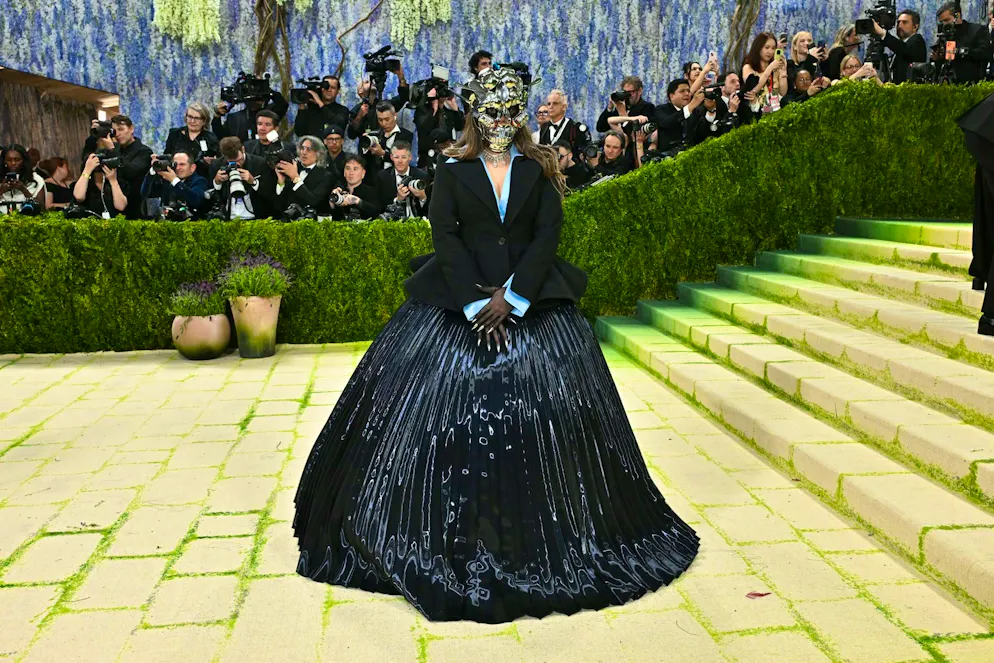 MET Gala - les looks du tapis rouge. Ananya Birla, femme d’affaires et artiste indienne, signe une entrée remarquée au Met Gala : une couture noire du créateur Robert Wun, avec un peplum affirmé qui met les hanches en valeur. Elle complète ce look avec un masque métallique composé d’ustensiles de cuisine, pour une esthétique volontairement déroutante, entre haute couture et détournement du quotidien.