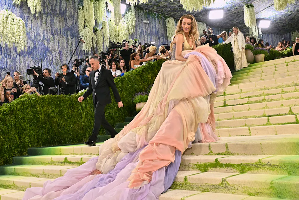 MET Gala – die Looks vom roten Teppich. Blake Lively setzt auf üppiges Volumen durch übereinander geschichtete Volants in einem soften Farbspiel.