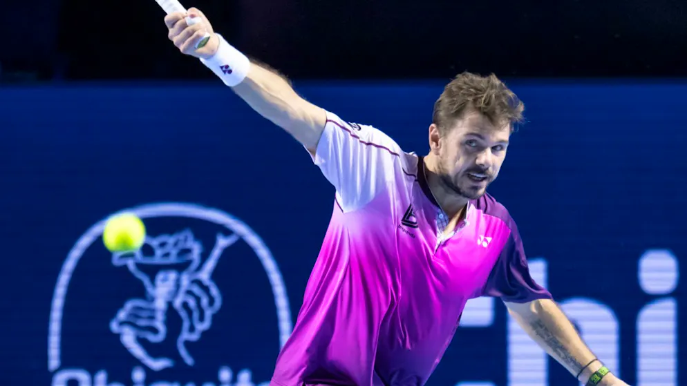 Stan Wawrinka 2025 in Basel bei einer Rückhand im verlorenen Achtelfinal gegen den Norweger Casper Ruud