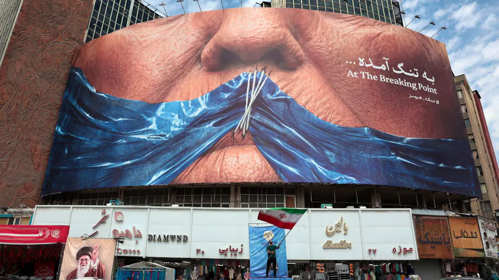 Ein Propagandaplakat in Teheran zum Streit um die Strasse von Hormus. (2. Mai 2026)