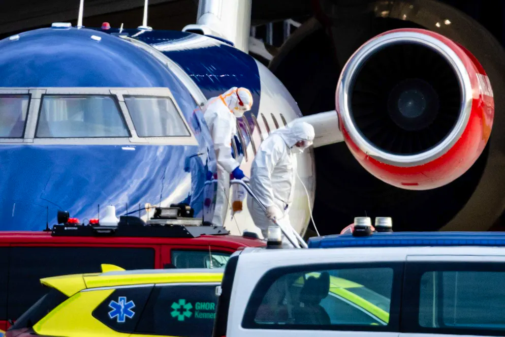 Un patient néerlandais potentiellement atteint de la maladie quitte l'avion après l'arrivée de trois personnes évacuées pour raisons médicales depuis le navire de croisière MV Hondius à l'aéroport de Schiphol-Est, à Schiphol, aux Pays-Bas, le 6 mai 2026. Selon l'Organisation mondiale de la santé (OMS), trois patients suspectés d'être atteints d'un hantavirus ont été évacués du navire, ancré au large de Praia au Cap-Vert, et sont en route pour recevoir des soins médicaux aux Pays-Bas, en coordination avec l'OMS.