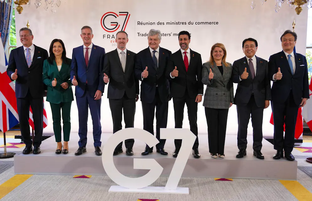 De gauche à droite, Maros Sefcovic, commissaire européen chargé du commerce et de la sécurité économique, Katherina Reiche, ministre allemande de l'Économie, Peter Kyle, secrétaire d'État britannique aux Affaires et au Commerce, le représentant américain au Commerce, Jamieson Greer, le ministre français du Commerce, Nicolas Forissier, le ministre canadien du Commerce international, Maninder Sidhu, la sous-secrétaire d'État italienne aux Affaires étrangères, Maria Tripod, le Japonais Akazawa Ryosei et le ministre d'État japonais aux Affaires étrangères, Horii Iwao, posent pour une photo de groupe lors de la réunion du G7 sur le commerce à Paris, le mercredi 6 mai 2026. (AP Photo/Aurelien Morissard, Pool)