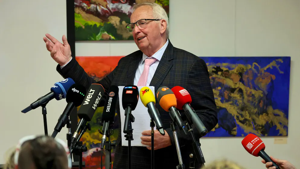 Glaubt nicht, dass der Wal tot ist: Mecklenburg-Vorpommerns Umweltminister Till Backhaus (SPD) bei einer Pressekonferenz am 29. April 2026.