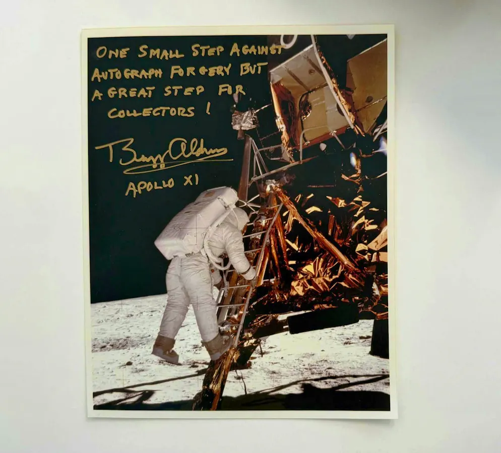 Autograph dealer Markus Brandes. Brandes is also strongly opposed to counterfeiting. That is why he worked closely with the astronaut Buzz Aldrin. He eventually dedicated a personal message to him.