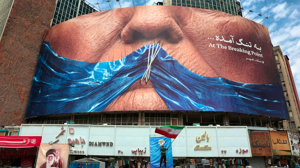 A propaganda poster in Tehran on the dispute over the Strait of Hormuz. (May 2, 2026)