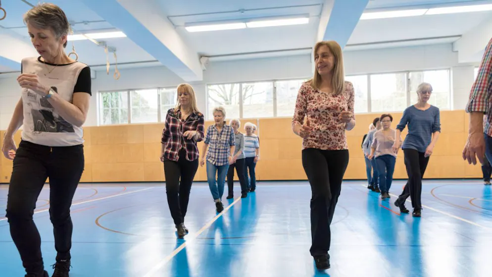 Partecipanti durante un corso di line dance offerto da Pro Senectute. (Foto archivio)