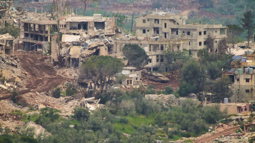 Israelische Soldaten fahren einen Panzer in ein Dorf im Südlibanon, gesehen vom Norden Israels aus. Foto: Ariel Schalit/AP/dpa