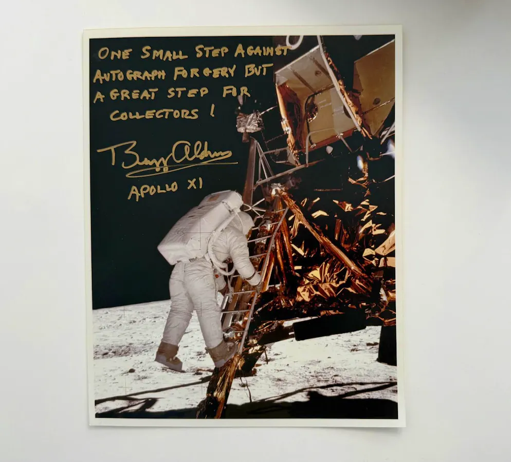 Autogrammhändler Markus Brandes. Brandes setzt sich auch stark gegen Fälschungen ein. Deshalb arbeitete er eng mit dem Astronauten Buzz Aldrin zusammen. Dieser widmete ihm schliesslich eine persönliche Nachricht.