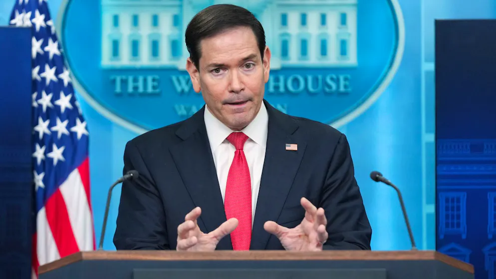 Jetzt also auch noch Regierungssprecher: Aussenminister Marco Rubio am Dienstag bei einer Pressekonferenz im Weissen Haus hinter dem Podium in der Rolle, die normalerweise Karoline Leavitt einnimt.