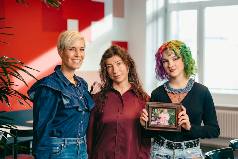 Mutter und Tochter mit SRK-Botschafterin Mélanie Freymond. Die 20-jährige Sacha hat ein Bild ihrer Grossmama Lydia in den Händen.