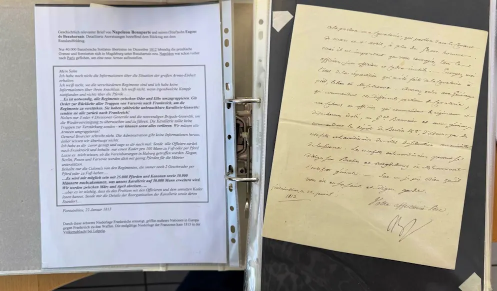 Autogrammhändler Markus Brandes. Rechts ist ein Brief von Napoleon zu sehen, in dem er erstmals eine Kapitulation erwähnt. Links im Bild befindet sich die Übersetzung.
