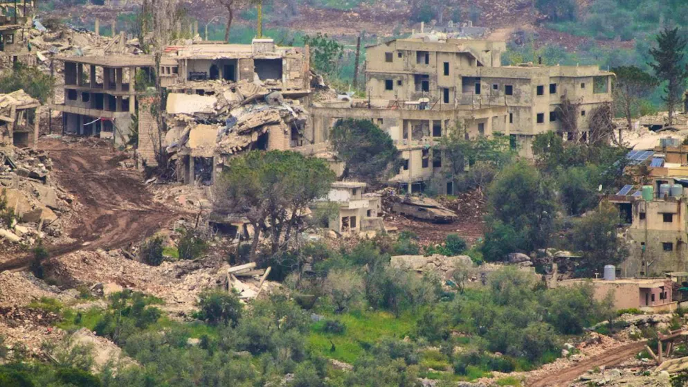 Israeli soldiers drive a tank into a village in southern Lebanon, seen from northern Israel. Photo: Ariel Schalit/AP/dpa