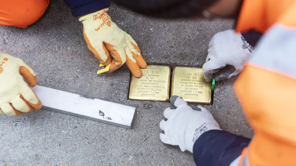 Die Stolpersteine für Lea Berr und ihren Sohn Alain wurden im Jahr 2020 in Zürich gesetzt. Sie wurden im Februar 1945 in Auschwitz ermordet.