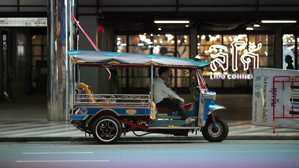 In Thailand sind Tik-Tuks bei Touristen beliebt, offenbar nicht nur für den Transport.